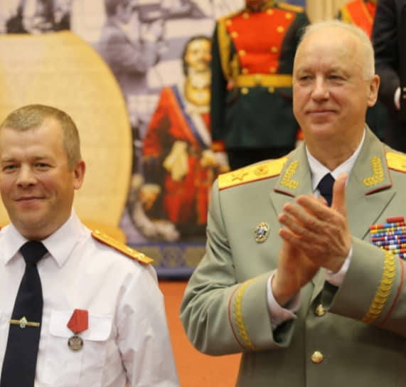 Бывший старший следователь по особо важным делам при председателе СКР Сергей Новиков (слева)