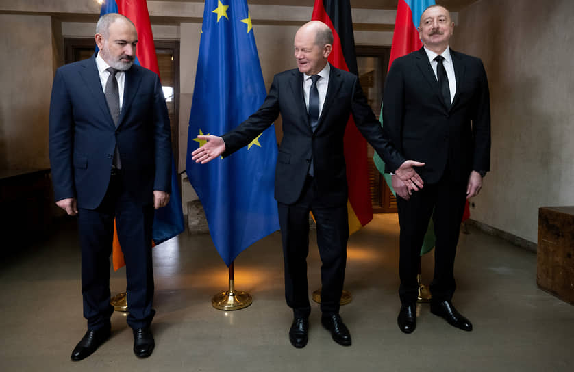 Канцлер Германии Олаф Шольц (в центре), премьер-министр Армении Никол Пашинян (слева) и президент Азербайджана Ильхам Алиев
