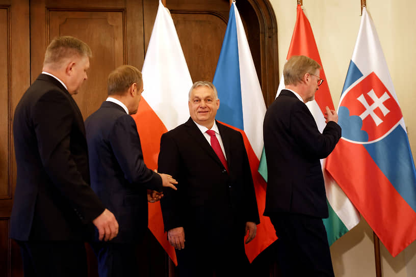 Лидеры Вышеградской четверки (слева направо) — премьер Словакии Роберт Фицо, премьер Польши Дональд Туск, премьер Венгрии Виктор Орбан и премьер Чехии Петр Фиала
