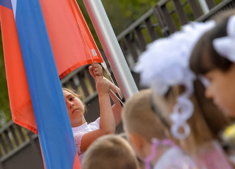 После принятия закона государственные флаги взовьются не только над школами, но и над всеми образовательными учреждениями России