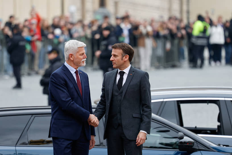 Президенты Чехии и Франции Петр Павел (слева) и Эмманюэль Макрон