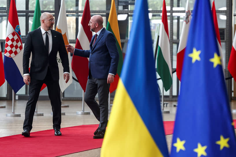 Премьер-министр Украины Денис Шмыгаль (справа) и председатель Европейского совета Шарль Мишель