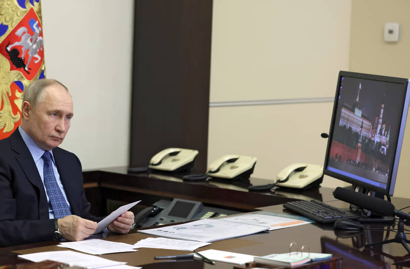 Президент России Владимир Путин, слушая губернатора Санкт-Петербурга Александра Беглова, переворошил все листочки на столе