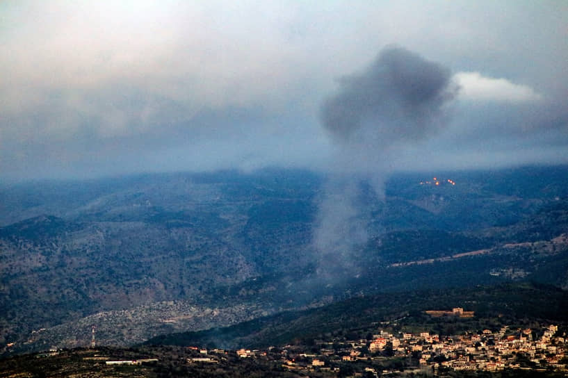 Клубы дыма после авиаудара Израиля по окраинам деревни Эль-Хаббария в южном ливанском районе Хасбайя на границе с Израилем 10 марта 2024 года