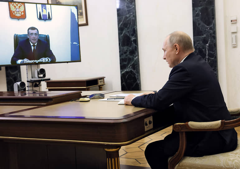 Владимир Путин во время рабочей встречи с губернатором Сахалинской области Валерием Лимаренко в режиме видеоконференции