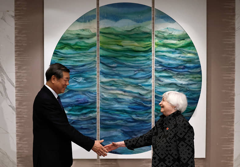 Министр финансов США Джанет Йеллен пожимает руку вице-премьеру Китая Хэ ??Лифэну, 5 апреля 2024 года