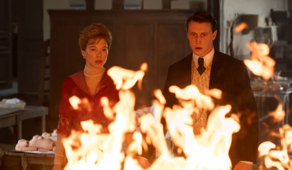 Странствуя по разным временам, Габриэль (Леа Сейду) и Луи (Джордж Маккей) попадают из огня да в полымя