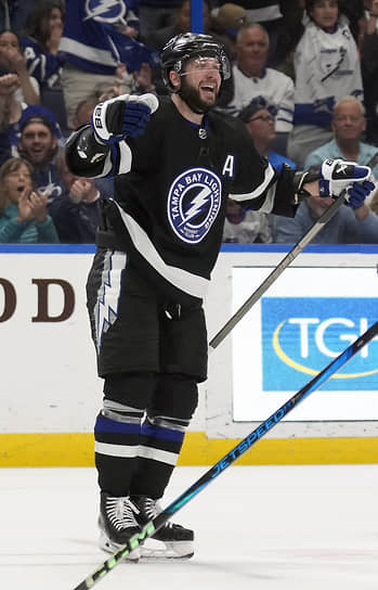Никита Кучеров стал пятым игроком в истории НХЛ, добравшимся до отметки в 100 результативных передач в одном регулярном чемпионате