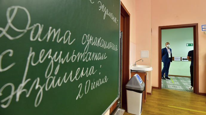 Выпускникам дали второй билет