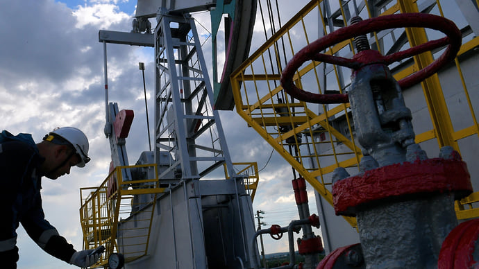 Нефть подешевела в рублях