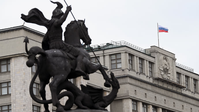 Клерк МФЦ продавала работу в Думе