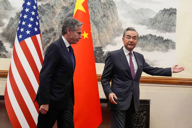 Госсекретарь США Энтони Блинкен (слева) и глава МИД Китая Ван И