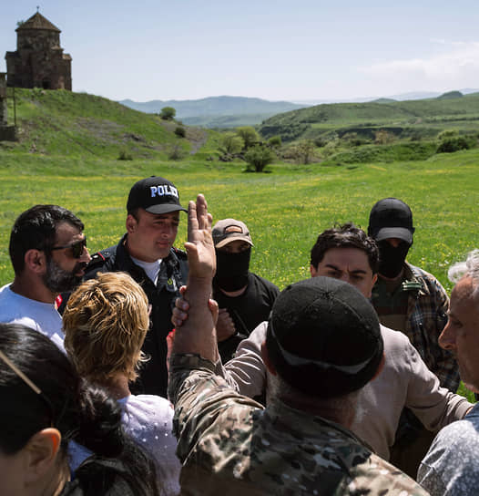 Как только стало известно о делимитации границы, люди из приграничных армянских сел начали выходить на протесты. Их страшит неизвестность: никто не знает, что именно отойдет Азербайджану и какова будет их дальнейшая судьба
