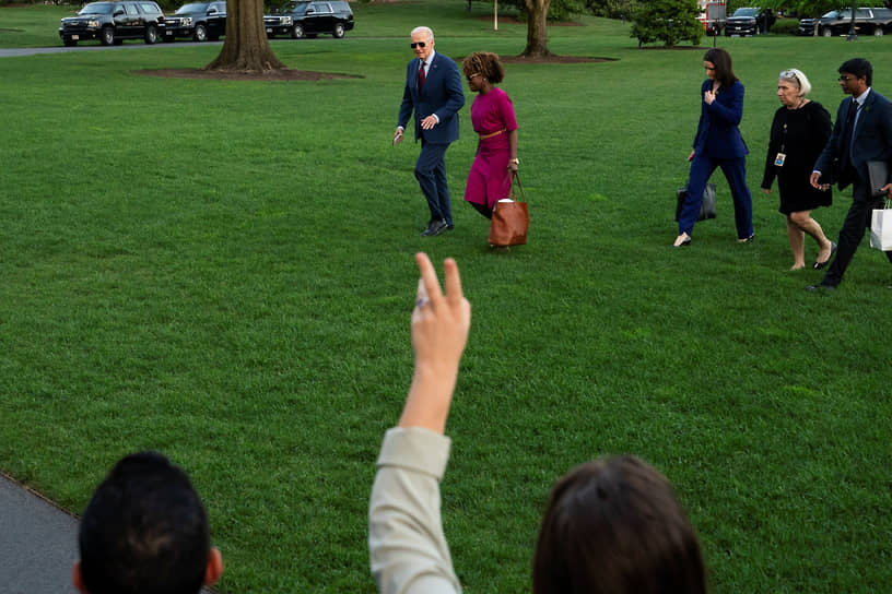 Президент США Джо Байден и его пресс-секретарь Карин Жан-Пьер на лужайке Белого дома в Вашингтоне (3 мая 2024 года)