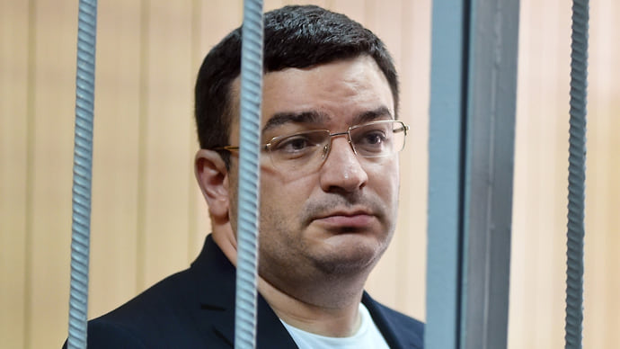 Доктор не защитился профессором