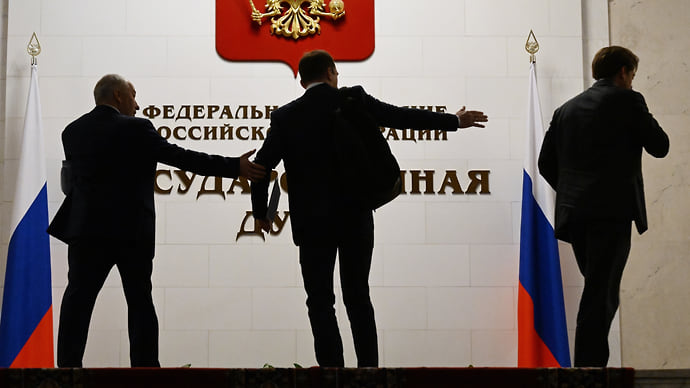 Депутатам выдали пакет