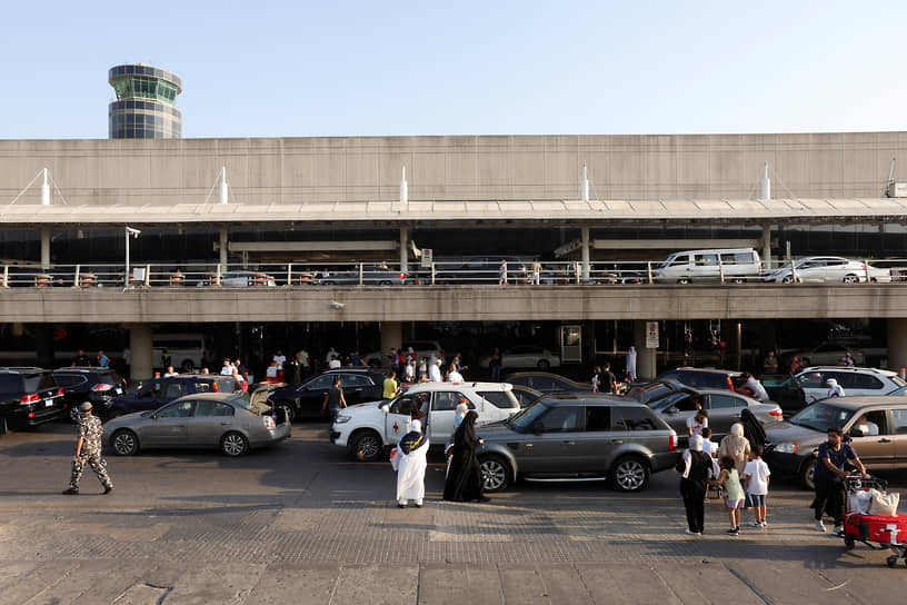 Правительства ряда европейских и арабских стран обратились к своим гражданам с призывом покинуть Ливан. На фото: пассажиры в международном аэропорту Бейрута (23 июня 2024 года)