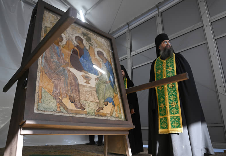В Троицкий собор икону внесли без высокотехнологичных музейных ухищрений — в простом киоте и на носилках