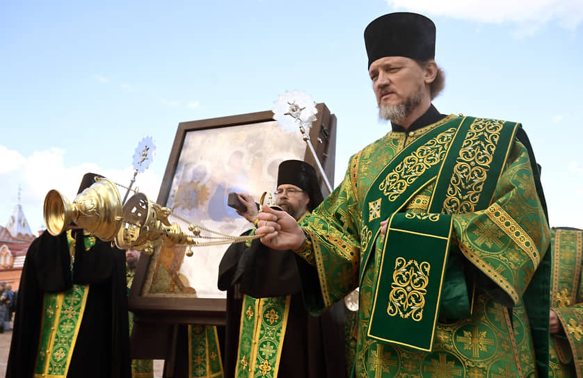 Священнослужители во время торжественного шествия с иконой к Троицкому собору 