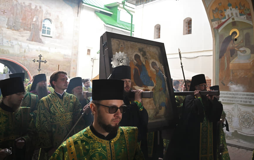 Священнослужители во время торжественного шествия с иконой к Троицкому собору