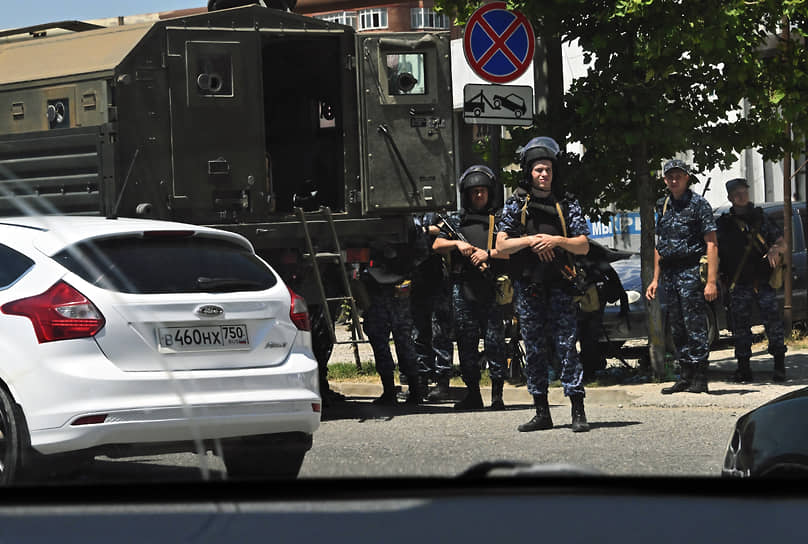 Сотрудники ФСБ во время дежурства в Махачкале