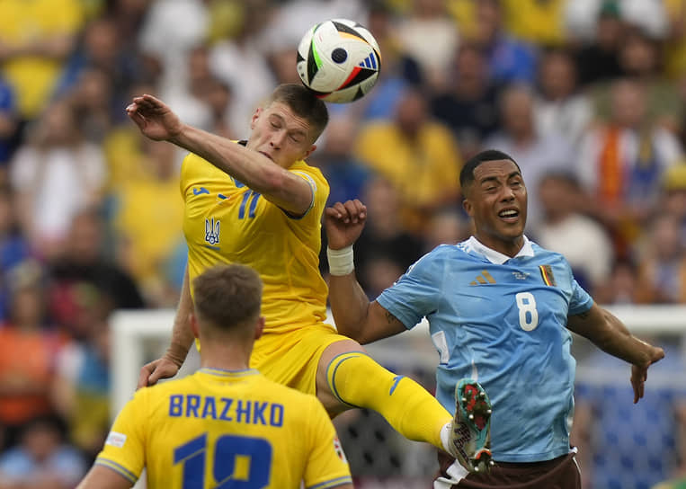 Сборной Украины (в желтой форме) для выхода в play-off чемпионата Европы оказалось недостаточно такого количества очков, которое, как считается, даже превышает проходной балл
