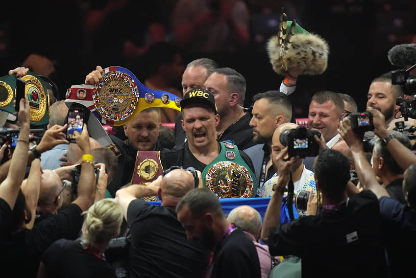Александр Усик (на фото) добровольно расстался со статусом абсолютного чемпиона мира в супертяжелом весе, предпочтя бою с обязательным претендентом IBF матч-реванш с Тайсоном Фьюри
