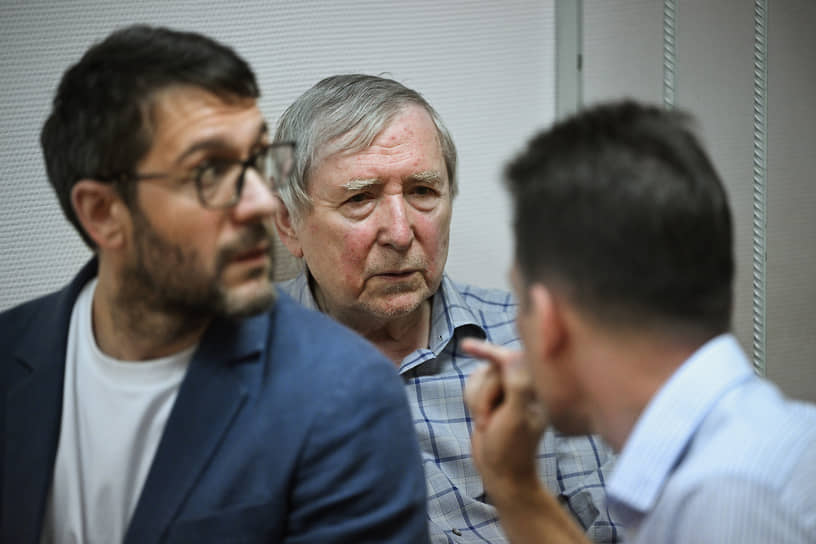 Академика Константина Солнцева (в центре) суд решил наказать условно 