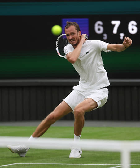 Даниил Медведев (на фото) взял верх над Александром Мюллером во втором круге Wimbledon благодаря хорошей подаче и меньшему количеству невынужденных ошибок — 45 против 53
