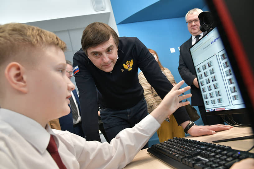 Министр просвещения России Сергей Кравцов (в центре) в компьютерном  классе