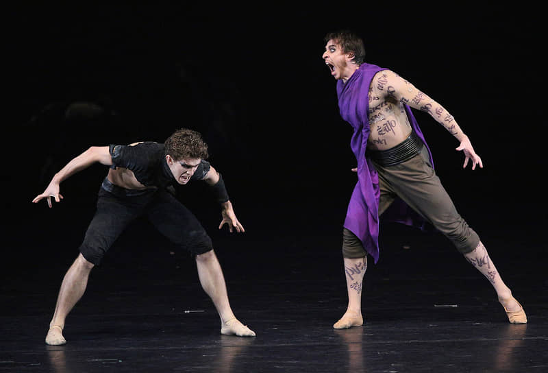 Отсутствие танцевального голоса Просперо (Денис Савин, справа) восполняет имитацией крика, как и Калибан (Игорь Горелкин)