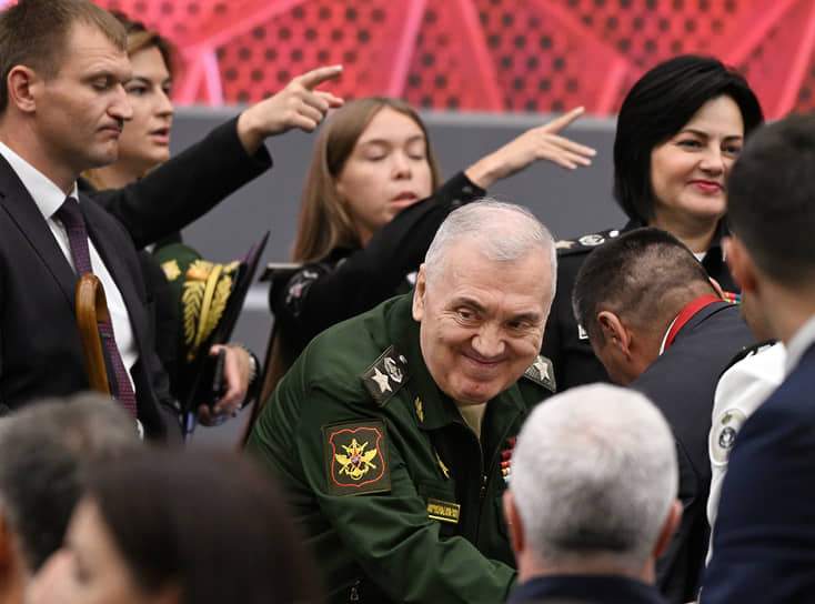Путь Руслана Цаликова (в центре) из Минобороны в Совет федерации будет пролегать через Туву