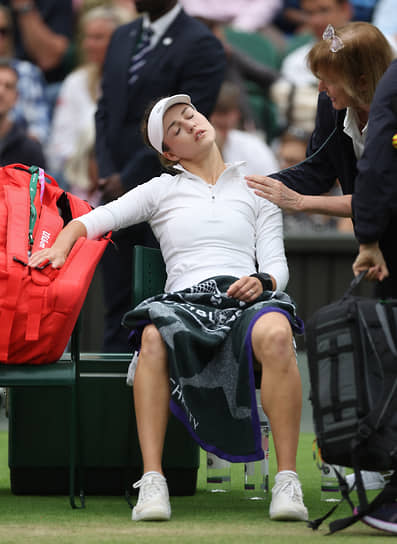 Второй раз подряд получив травму в матче против Елены Рыбакиной, 18-я ракетка мира Анна Калинская была вынуждена сняться с Wimbledon