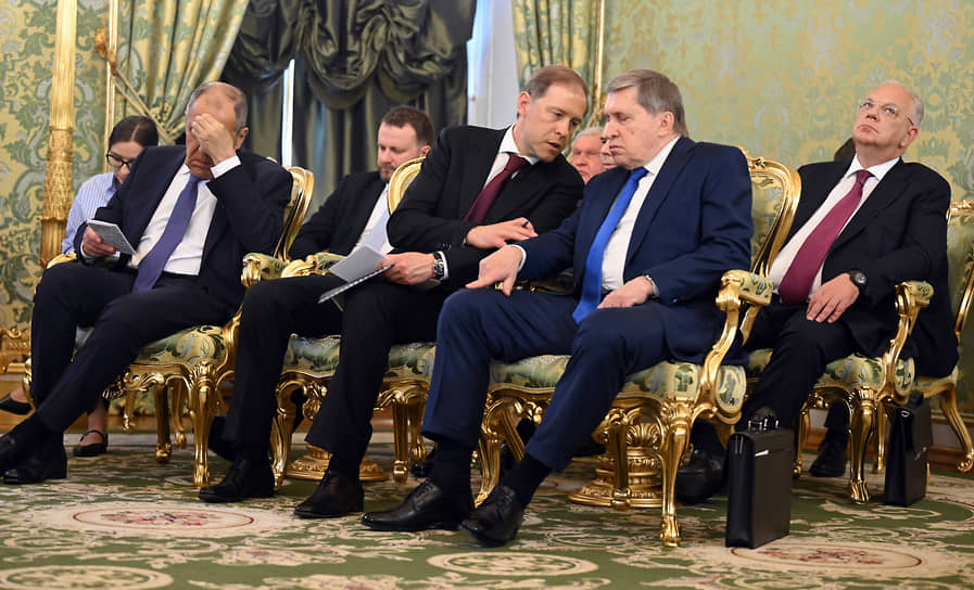 Члены российской делегации перед встречей в узком составе сосредоточенно готовились к ней