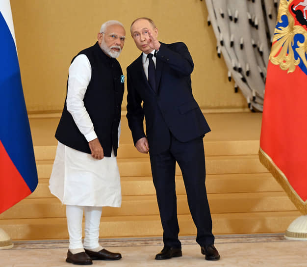 Премьер-министр Индии Нарендра Моди и президент России Владимир Путин заглядывают в туманное будущее