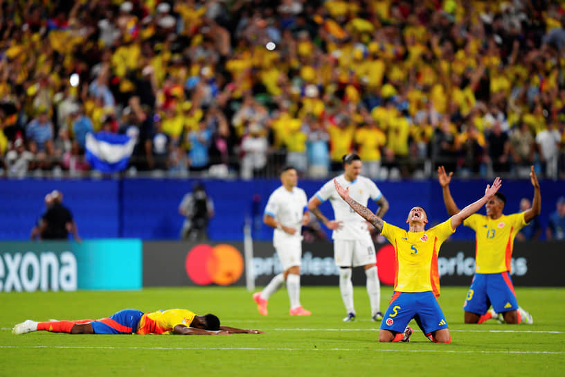 Игроки сборной Колумбии празднуют победу над сборной Уругвая
