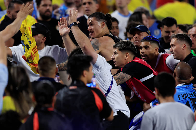 В драке с колумбийскими болельщиками уругвайский форвард Дарвин Нуньес (в центре) был гораздо эффективнее, чем в матче с их сборной