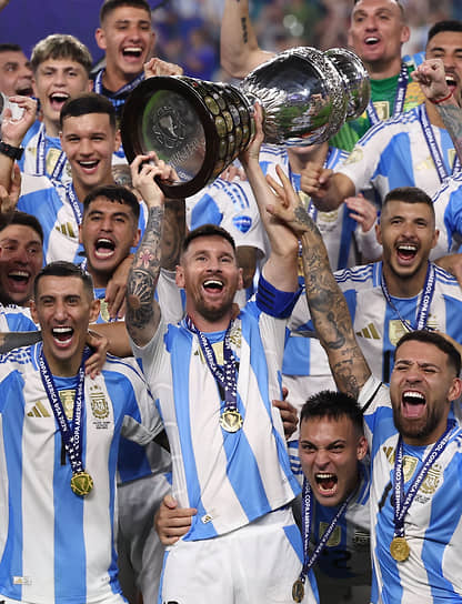 Выиграв Кубок Америки в составе сборной Аргентины, Лионель Месси (в центре) стал самым титулованным игроком в истории футбола