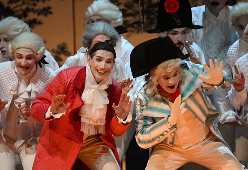 Спектакль стал идеальным воплощением режиссерского кредо Евгения Писарева: он мастер устраивать театр в театре (или концерт в концерте), благо материал часто позволяет