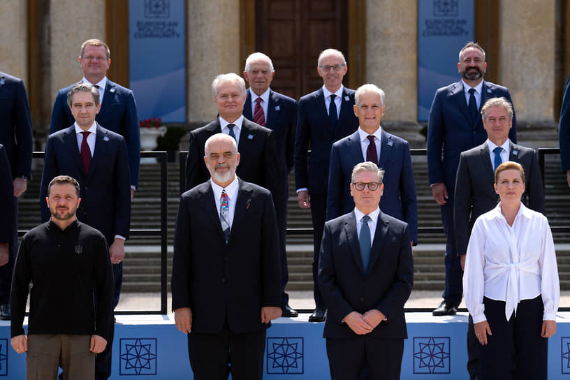 Слева направо (нижний ряд): президент Украины Владимир Зеленский, премьер-министр Албании Эди Рама, британский премьер Кир Стармер, премьер-министр Дании Метте Фредериксен 