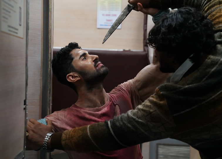Драки и насилие показаны в «Схватке» с брутальностью, непривычной для отечественного зрителя индийских фильмов