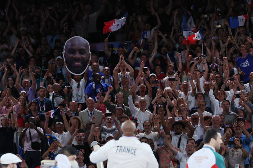 Французские зрители приветствуют победу Тедди Ринера
