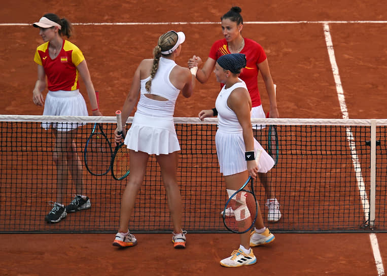 Российские теннисистки Мирра Андреева (вторая слева), Диана Шнайдер (вторая справа), испанские теннисистки Кристина Буча (слева) и Сара Соррибес-Тормо (справа) после матча