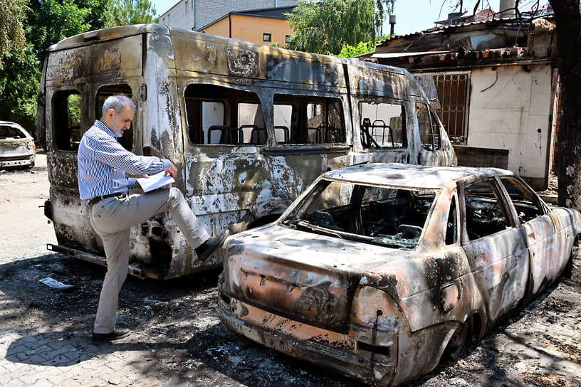 Сгоревшие в результате теракта 23 июня 2024 года автобус и легковой автомобиль у здания Свято-Успенского собора в Махачкале 