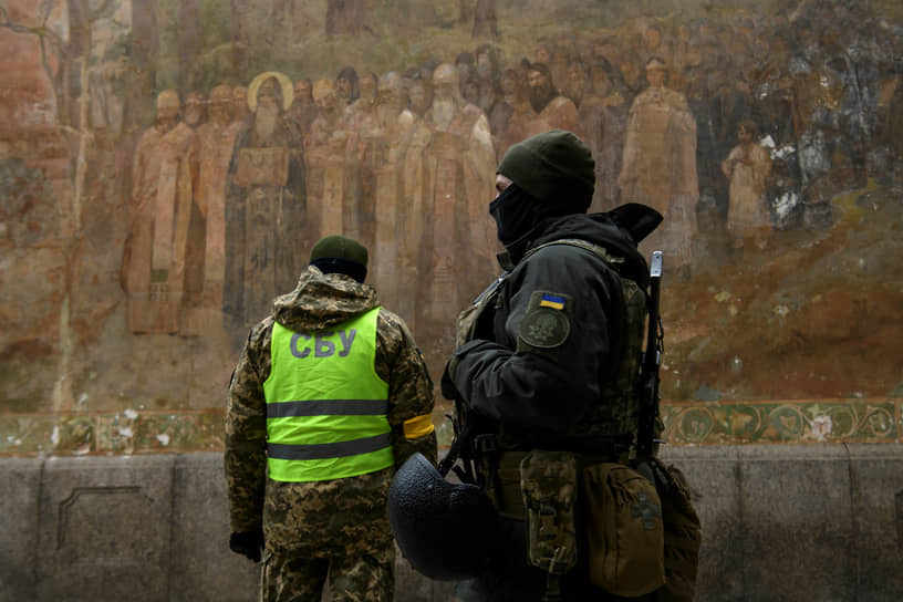 Сторонники Православной церкви Украины при поощрении украинских властей и содействии спецслужб силой захватывали храмы канонической Украинской православной церкви
