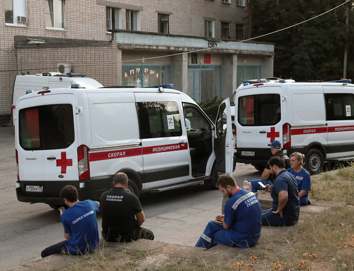 Медики и автомобили скорой медицинской помощи возле Центральной районной больницы Суровикинского района