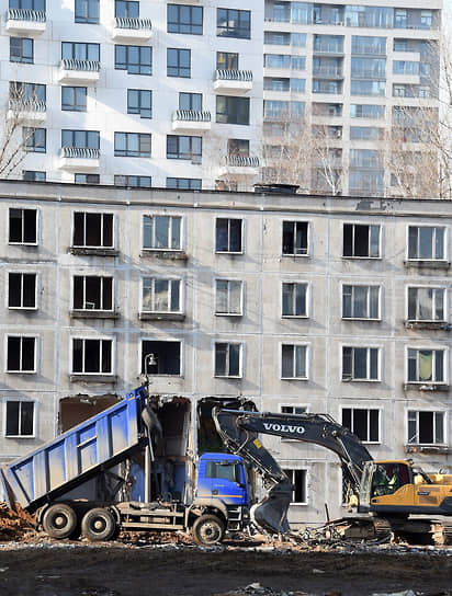 Минстрой предлагает решить вопрос граждан, не участвовавших в приватизации и утративших право на проживание в сносимых домах, дав им приоритет в социальном найме