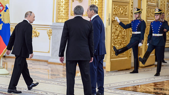Послы по осени вручают