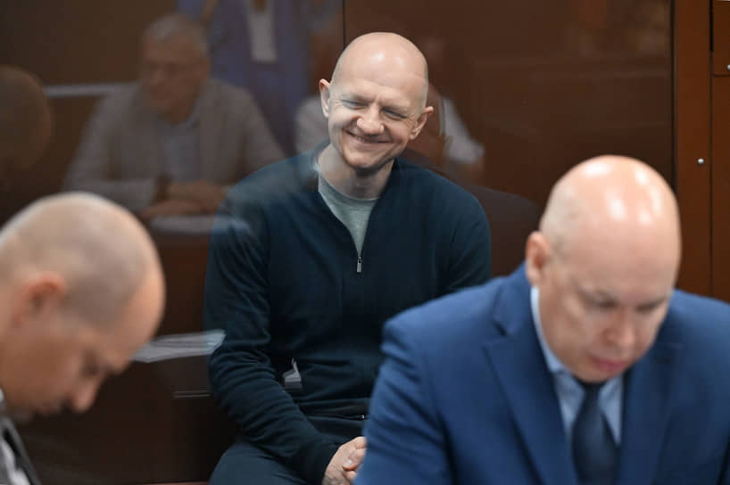 Владимир Лавленцев (в центре) надеется на мягкое наказание с учетом признания им вины и погашения ущерба