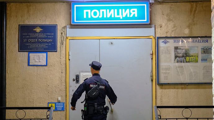 Адвокаты хотят сохранить беспрепятственный проход в отделения полиции